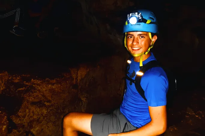 Cave climbing in Alma Cave